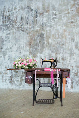 Свадебная фотосессия в стиле хендмейд, декор, старинная швейная машинка