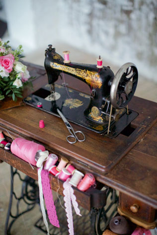 Свадебная фотосессия в стиле хендмейд, декор, старинная швейная машинка