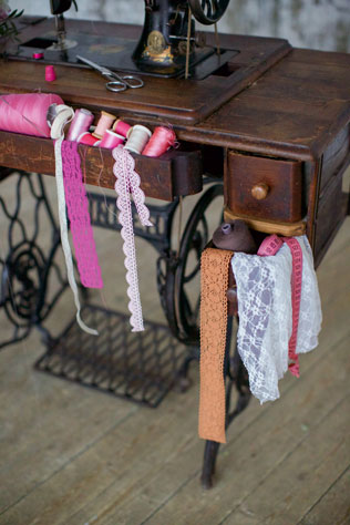 Свадебная фотосессия в стиле хендмейд, декор, катушки ниток, кружево, ленты