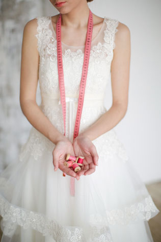 Свадебная фотосессия в стиле хендмейд, невеста держит катушки ниток