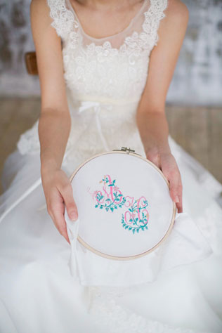 Свадебная фотосессия в стиле хендмейд, невеста держит пяльцы