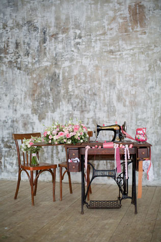 Свадебная фотосессия в стиле хендмейд, декор, старинная швейная машинка