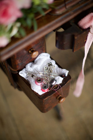 Свадебная фотосессия в стиле хендмейд, декор, нитки, иголки, булавки