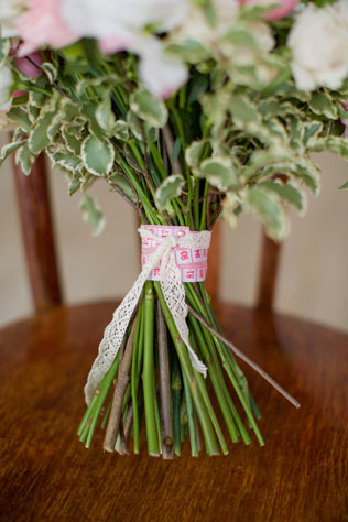 Свадебная фотосессия в стиле хендмейд, букет невесты, украшенный сантиметровой лентой