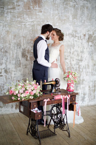Свадебная фотосессия в стиле хендмейд, декор, старинная швейная машинка, жених и невеста