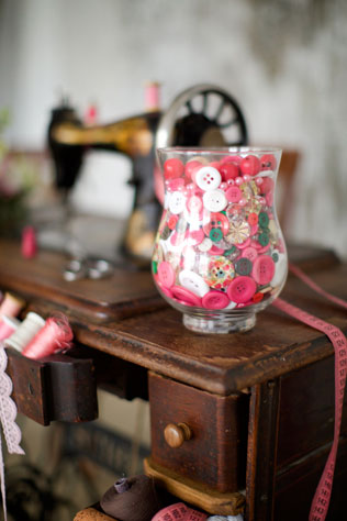 Свадебная фотосессия в стиле хендмейд, декор, флористика, банка с пуговицами