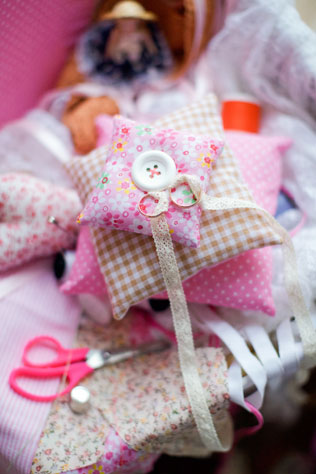 Свадебная фотосессия в стиле хендмейд, декор, старинная швейная машинка