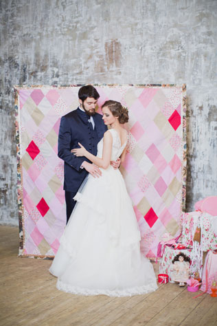 Свадебная фотосессия в стиле хендмейд, жених и невеста на фоне лоскутного одеяла