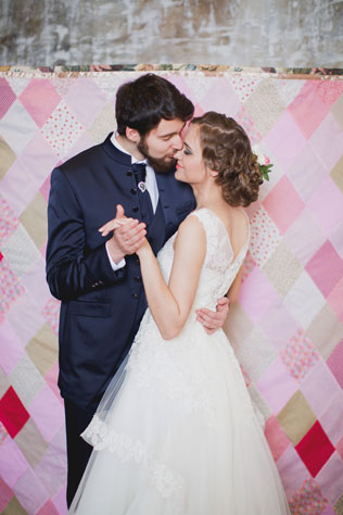 Свадебная фотосессия в стиле хендмейд, жених и невеста на фоне лоскутного одеяла