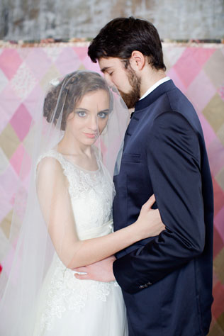 Свадебная фотосессия в стиле хендмейд, жених и невеста на фоне лоскутного одеяла