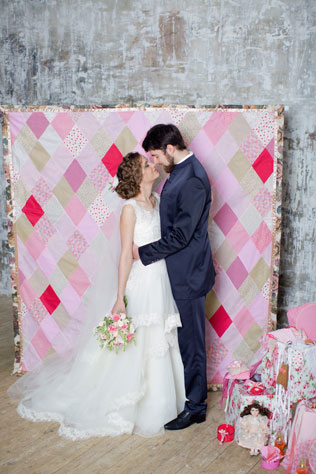Свадебная фотосессия в стиле хендмейд, жених и невеста на фоне лоскутного одеяла