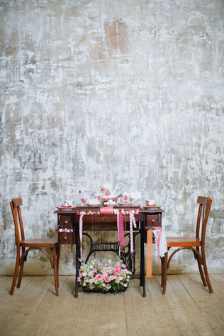 Свадебная фотосессия в стиле хендмейд, декор, старинная швейная машинка в качестве стола для ланча