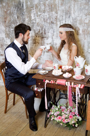 Свадебная фотосессия в стиле хендмейд, старинная швейная машинка в качестве стола для ланча, жених и невеста