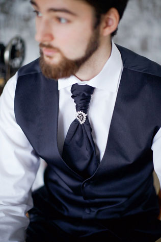 Свадебная фотосессия в стиле хендмейд, галстук жениха с брошью