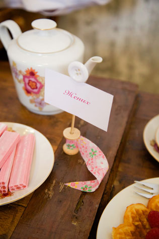 Свадебная фотосессия в стиле хендмейд, рассадочные карточки из катушки с нитками