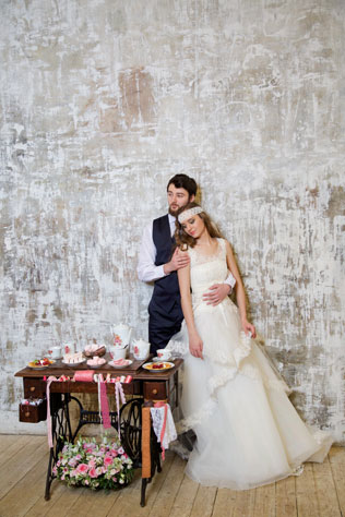 Свадебная фотосессия в стиле хендмейд, старинная швейная машинка, жених и невеста