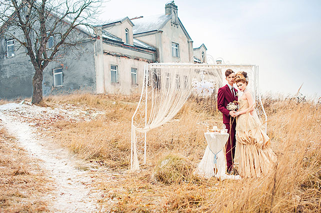 свадебная фотосессия в стиле Марии-Антуанетты, жених и невеста, свадебная арка
