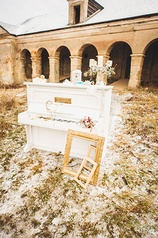 свадебная фотосессия в стиле Марии-Антуанетты, детали декора, пианино