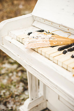 свадебная фотосессия в стиле Марии-Антуанетты, детали декора, пианино, веер