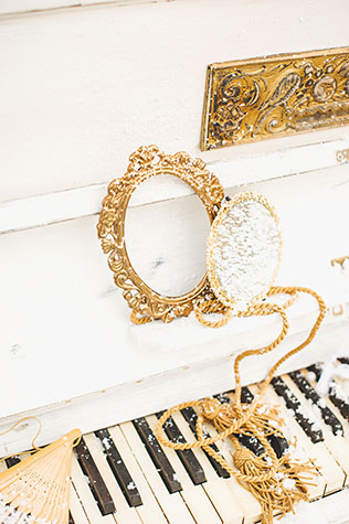 свадебная фотосессия в стиле Марии-Антуанетты, детали декора, пианино, зеркало