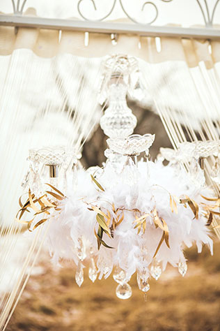 свадебная фотосессия в стиле Марии-Антуанетты, детали декора, люстра