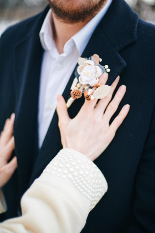 Свадебная фотосессия в стиле русского классицизма, зимняя бутоньерка жениха