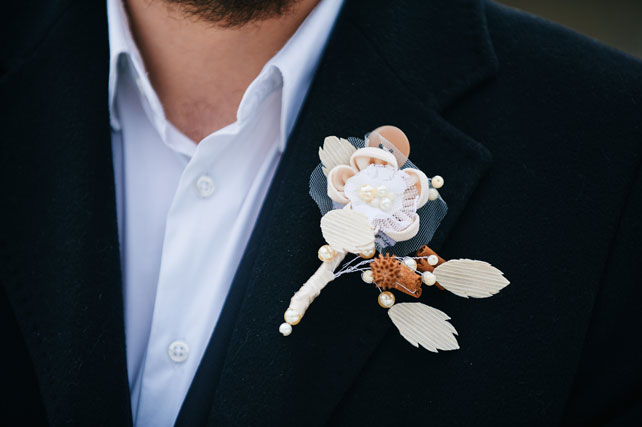 Свадебная фотосессия в стиле русского классицизма, бутоньерка жениха