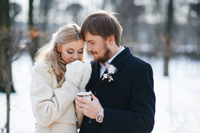 Свадебная фотосессия в стиле русского классицизма, жених и невеста пьют горячие напитки