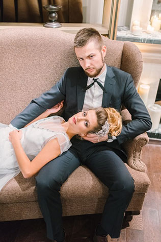 Свадебная фотосессия в стиле Великого Гэтсби, невеста лежит на коленях жениха