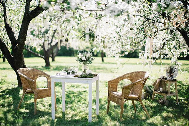 Свадебная фотосессия в яблоневом саду, декор места съемки