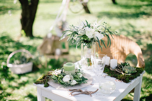 Свадебная фотосессия в яблоневом саду, декор стола