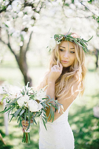 Свадебная фотосессия в яблоневом саду, образ невесты