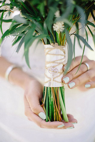 Свадебная фотосессия в яблоневом саду, букет невесты