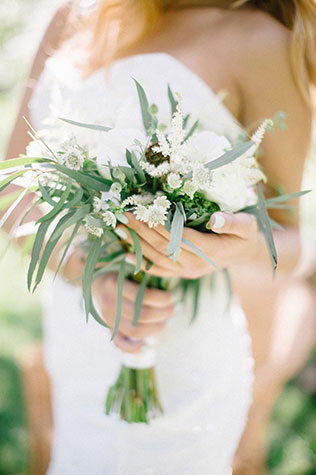 Свадебная фотосессия в яблоневом саду, букет невесты