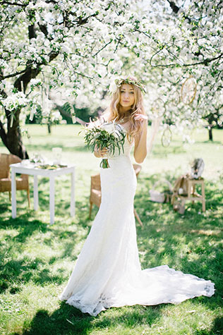 Свадебная фотосессия в яблоневом саду, платье невесты