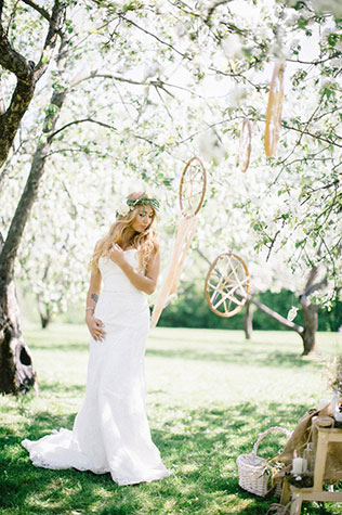 Свадебная фотосессия в яблоневом саду, платье невесты