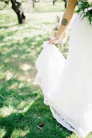Свадебная фотосессия в яблоневом саду, платье невесты