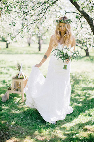 Свадебная фотосессия в яблоневом саду, невеста с букетом