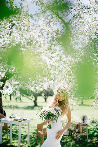 Свадебная фотосессия в яблоневом саду, невеста с букетом