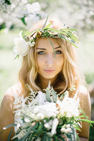 Свадебная фотосессия в яблоневом саду, макияж невесты