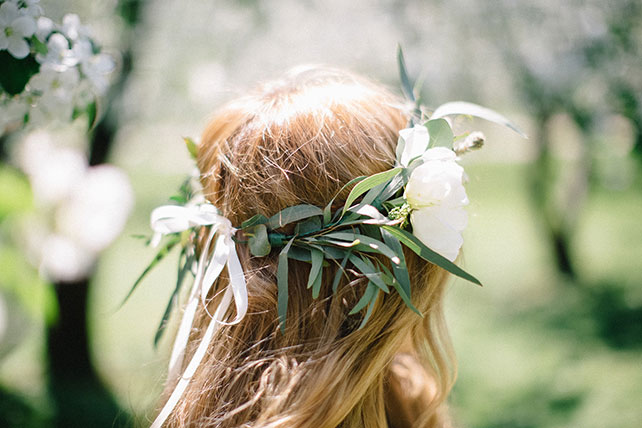 Свадебная фотосессия в яблоневом саду, венок невесты