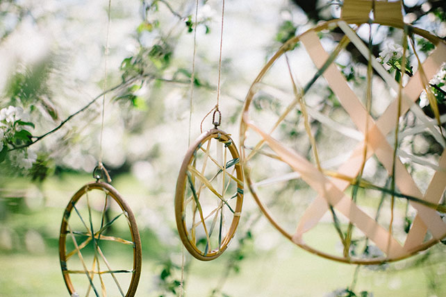 Свадебная фотосессия в яблоневом саду, пяльце с лентами