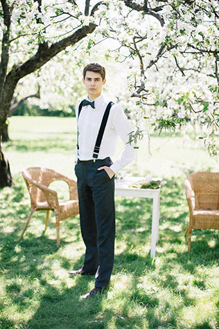 Свадебная фотосессия в яблоневом саду, образ жениха