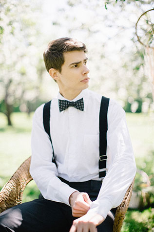 Свадебная фотосессия в яблоневом саду, образ жениха