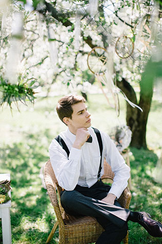 Свадебная фотосессия в яблоневом саду, образ жениха