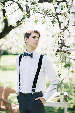 Свадебная фотосессия в яблоневом саду, образ жениха