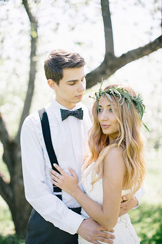 Свадебная фотосессия в яблоневом саду, жених и невеста