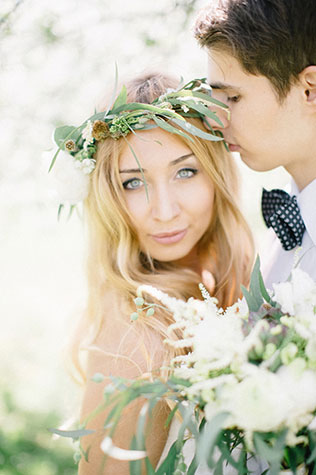 Свадебная фотосессия в яблоневом саду, макияж невесты