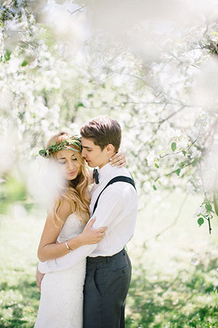 Свадебная фотосессия в яблоневом саду, невеста и жених