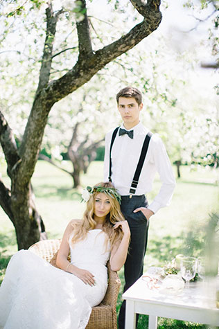 Свадебная фотосессия в яблоневом саду, невеста и жених